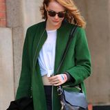Auch Emma Stone bekennt Farbe: Auf ihren rechten Handrücken hat sie sich die französische Tricolore geschminkt.
