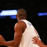 Bei dem Spiel gegen die "New Orleans Pelicans" im Madison Square Garden zeigt der "Knicks"-Spieler Kevin Seraphin sein Mitgefühl auf eine ganz eigene Art und Weise: Er hat sich einen Schriftzug und das Friedenszeichen in das raspelkurze Haar rasieren lassen.