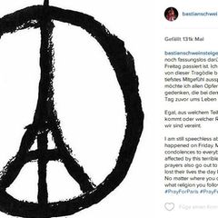 Als die erste Bombe in Paris zündet, befindet sich Bastian Schweinsteiger - gemeinsam mit der Nationalelf - nicht weit entfernt im Pariser Stadion "Stade de France". Auf Instagram drückt er wenige Tage später seine Fassungslosigkeit und Betroffenheit aus, gedenkt jedoch auch den Opfern von Beirut.