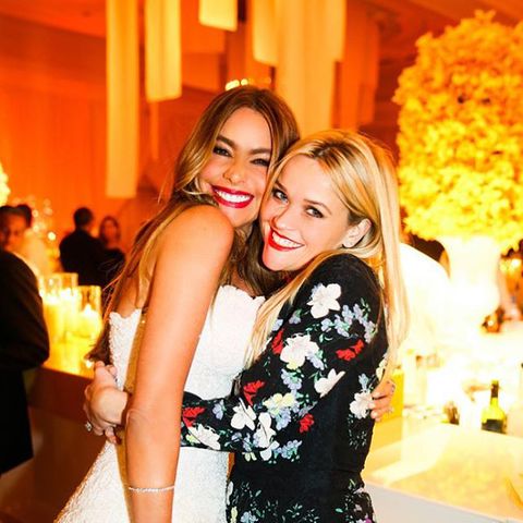 Reese Witherspoon lässt die Hochzeit ihrer guten Freundin Sofía Vergara noch mal Revue passieren und postet diesen süßen Schnappschuss von sich und der schönen Braut.