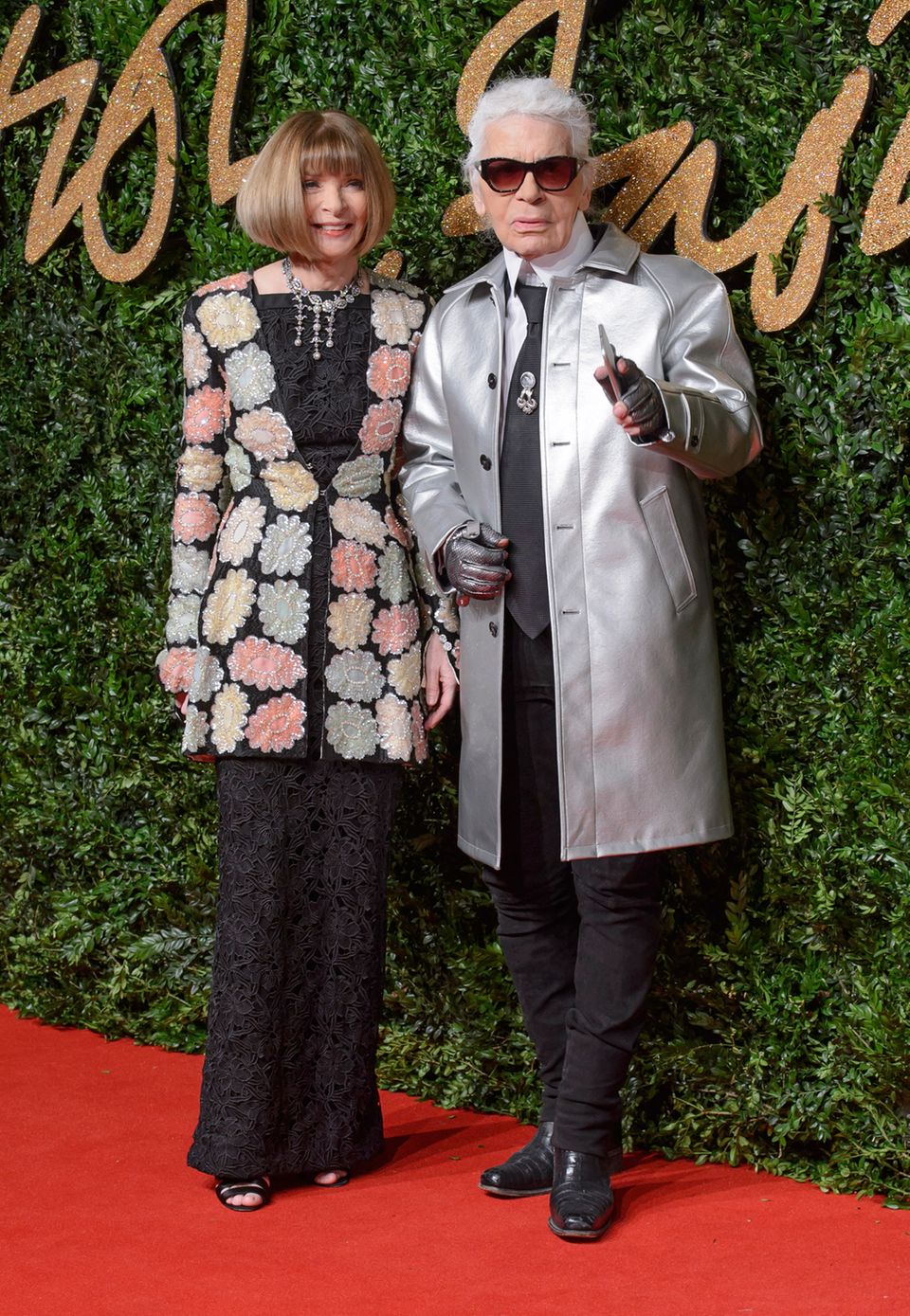 Anna Wintour überreicht Karl Lagerfeld den Award für herausragende Leistungen. Den hatte die "Vogue"-Chefin selbst im Vorjahr bekommen.