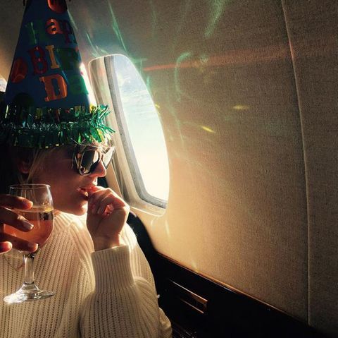 Und so beginnt am vergangenen Samstag das einzigartige Geburtstagswochenende von Kaley Cuoco:  Über den Wolken genießt sie ihr erstes Glas Wein und fühlt sich mit ihrem witzigen Partyhut in die Rolle als Birthdaygirl ein. Wohin es geht, will sie noch nicht verraten. Doch die nächsten Fotos ...