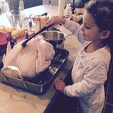 Model Lily Aldridge bekommt in der Küche Unterstützung von ihrer kleinen Tochter Dixie. Ganz gemütlich wird bei ihnen in Pyjama gefeiert.