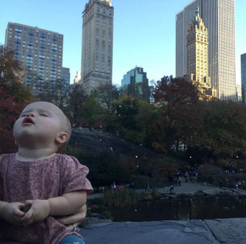 Im Central Park in New York City genießt Kelly Clarkson mit Töchterchen River die (noch) warmen Temperaturen. Im Central Park in New York City genießt Kelly Clarkson mit Töchterchen River die (noch) warmen Temperaturen.