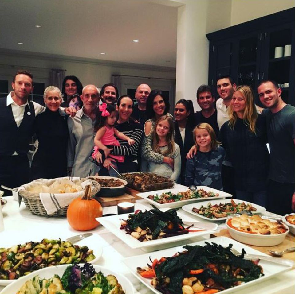 Auch wenn sie schon längst voneinander getrennt sind und neue Partner an ihrer Seite haben, feiern Gwyneth Paltrow und Chris Martin Thanksgiving zusammen. Ihre Kids Apple und Moses freut das sicherlich noch viel mehr als das ganze Essen, das sie vor sich aufgebaut haben.