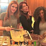 Bei Bella Thorne beginnt mit Thanksgiving die Back-Saison. Beim "Family Baking" tobt sie sich an Muffinförmchen, Schokoteig und Rührer aus.