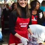 Emmy Rossum nimmt das Wort "Giving" wortwörtlich und teilt in Los Angeles leckere Mahlzeiten an Obdachlose aus.
