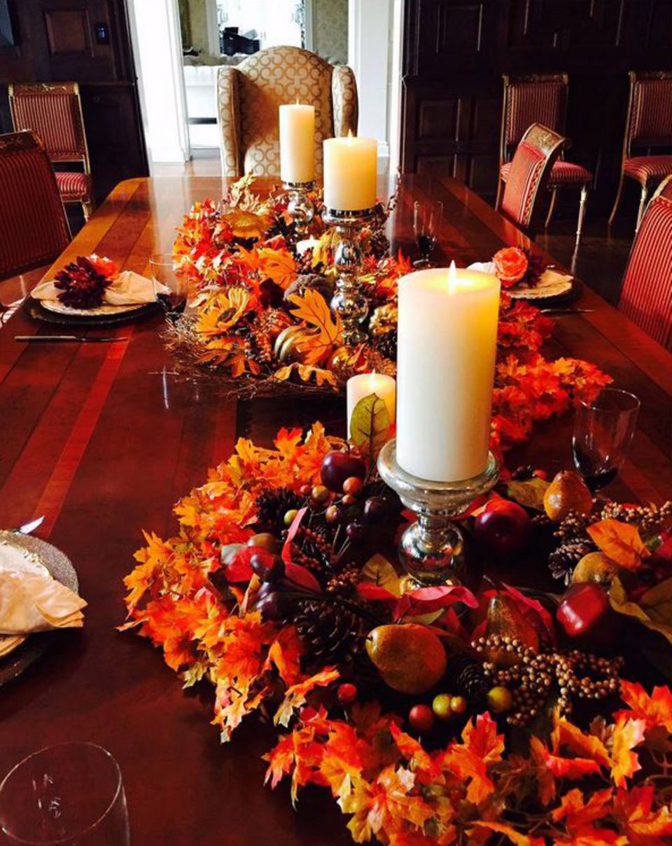 Catherine Zeta-Jones hat sich bei ihrer Tischdeko für eine Farbrichtung entschieden. Bei ihr bleibt alles in herbstlichen Rot- und Brauntönen - passend zum Interior ihres Salons.