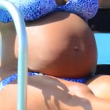 Ende Oktober genießt diese Promi-Dame ihre dritte Schwangerschaft bei ihren ganz eigenen Bikini-Festspielen in der Sonne auf Barbados. Bis Januar wird sie noch so rundum glücklich sein.  Kleiner Tipp: Mit "Kugeln" kennt sich ihr Ehemann aus. Er kickt für die englische Fußballnationalmannschaft.