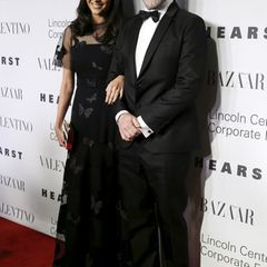 Bruce Willis hat seine Frau Emma Heming mit dabei, die im schwarzen Schmetterlingskleid auf dem roten Teppich strahlt.