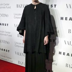 Geheimnisvoll düster: Über dem schwarzen Valentino-Kleid trägt Keira Knightley ein edles Wildleder-Cape.