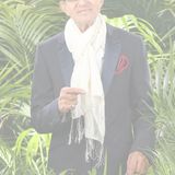 Rolf Zacher  Schauspieler Rolf Zacher ist mit seinen 74 Jahren der älteste Dschungelcamper. Er hat kein Problem mit Reis und Bohnen, da er schon seit vielen Jahren Vegetarier ist.   An Tag 9 muss Rolf Zacher das Camp aus gesundheitlichen Gründen verlassen. Einige Dschungel-Mitbewohner weinen bei seinem Auszug.