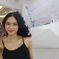 Wenn die Augen einmal abgeschminkt sind, vergeht der "Miss Philippines" das Lächeln dennoch nicht. Kein Wunder, kann sie sich über einen absolut perfekten Teint freuen.