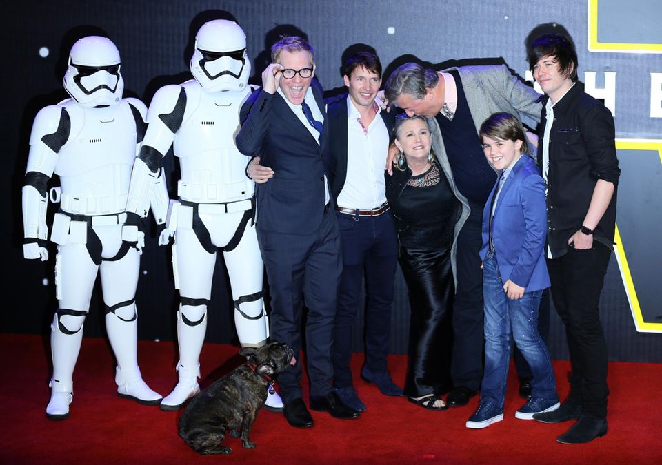 Carrie Fisher posiert mit ihren Schauspielkollegen sowie James Blunt für die Fotografen.