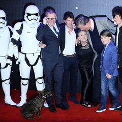Carrie Fisher posiert mit ihren Schauspielkollegen sowie James Blunt für die Fotografen.