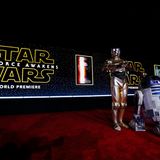 Mit "C-3PO" und "R2-D2" sind noch mehr alte "Star Wars"-Helden bei der Premiere dabei.