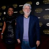 "Star Wars"-Erfinder George Lucas (mit Ehefrau Mellody Lucas) hat "Lucasfilm" zwar an Disney verkauft und führte deshalb nicht selbst Regie, ist aber als Berater am Film beteiligt.