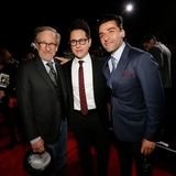Regisseur Steven Spielberg posiert mit J.J. Abrams und "Star Wars"-Darsteller Oscar Isaac.