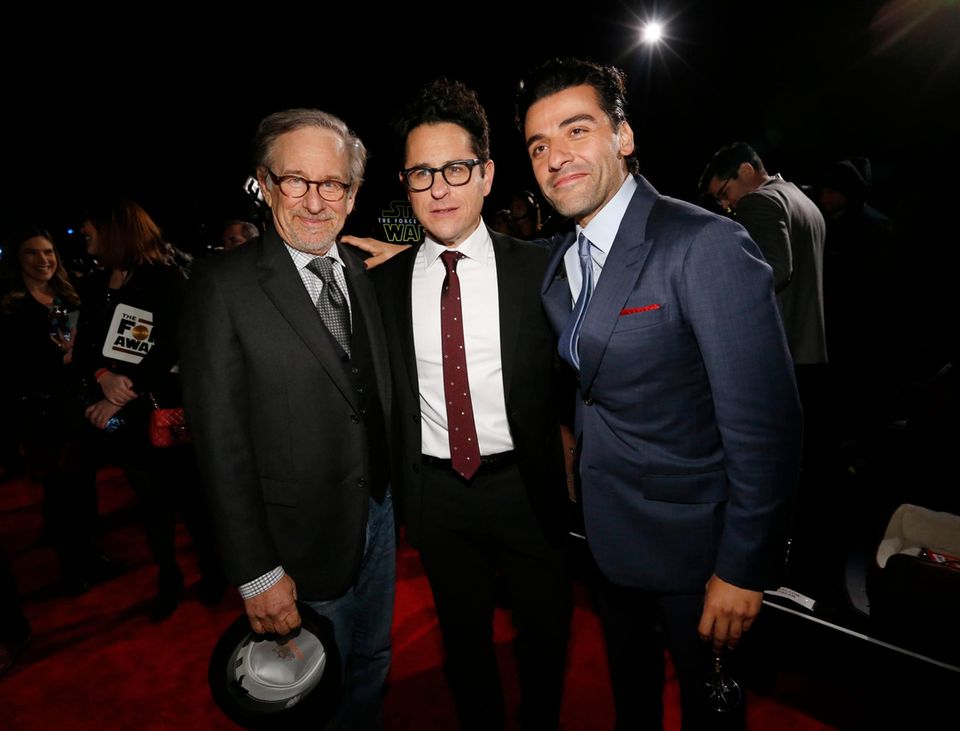 Regisseur Steven Spielberg posiert mit J.J. Abrams und "Star Wars"-Darsteller Oscar Isaac. Regisseur Steven Spielberg posiert mit J.J. Abrams und "Star Wars"-Darsteller Oscar Isaac.