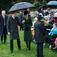 Prinz William und Herzogin Catherine nehmen sich noch kurz Zeit für die vielen Wartenden vor der Kirche.