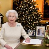 24. Dezember: England  Queen Elizabeth spricht zu ihren Untertanen vom "Buckingham Palace" aus. Zu ihrer Weihnachtsansprache sitzt sie an einem antiken Schreibtisch, au dem drei Bilder stehen: Ganz links zu erkennen ist ein Taufbild von Prinzessin Charlotte, ihrer jüngsten Urenkelin. In der Mitte steht das Hochzeitsbild von Prinz Charles und Herzogin Camilla und ganz rechts ein Bild, das die Monarchin und Prinz Philip zeigt.