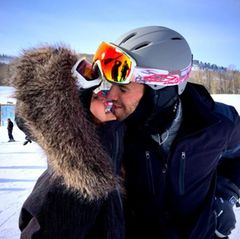 Nina Dobrev und Austin Stowell haben sich als turtelnde Schneehasen verkleidet und genießen die romantische Bergluft.