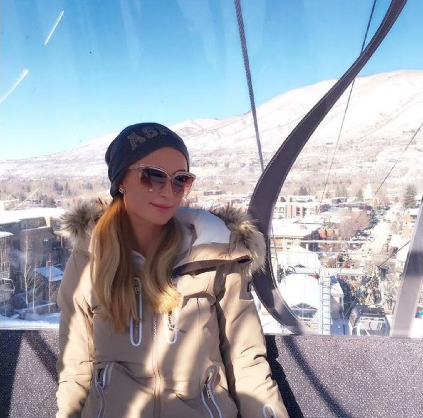 Wie immer top gestylt, macht sich Paris Hilton auf den Weg zum Gipfel. In Aspen verbringt sie ein paar Tage mit Skifahren.