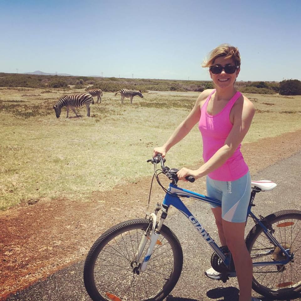 Auch Moderatorin Panagiota Petridou zieht es nach Afrika. Hier macht sie eine Radtour durch ein Naturschutzgebiet in Kapstadt, wo die Zebras ganz entspannt am Strassenrand stehen.