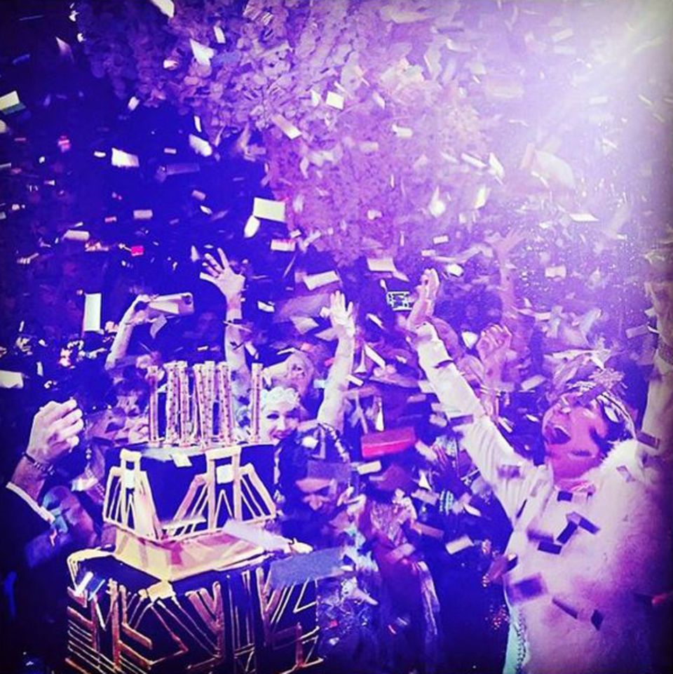 5. November 2015 Party like Great Gatsby: Kris Jenner hat keine Mühen und Kosten gescheut, um ihr Geburtstagsmotto perfekt umzusetzen. Höhepunkt des Ganzen ist dabei ein Tanz im Konfettiregen. 5. November 2015 Party like Great Gatsby: Kris Jenner hat keine Mühen und Kosten gescheut, um ihr Geburtstagsmotto perfekt umzusetzen. Höhepunkt des Ganzen ist dabei ein Tanz im Konfettiregen.
