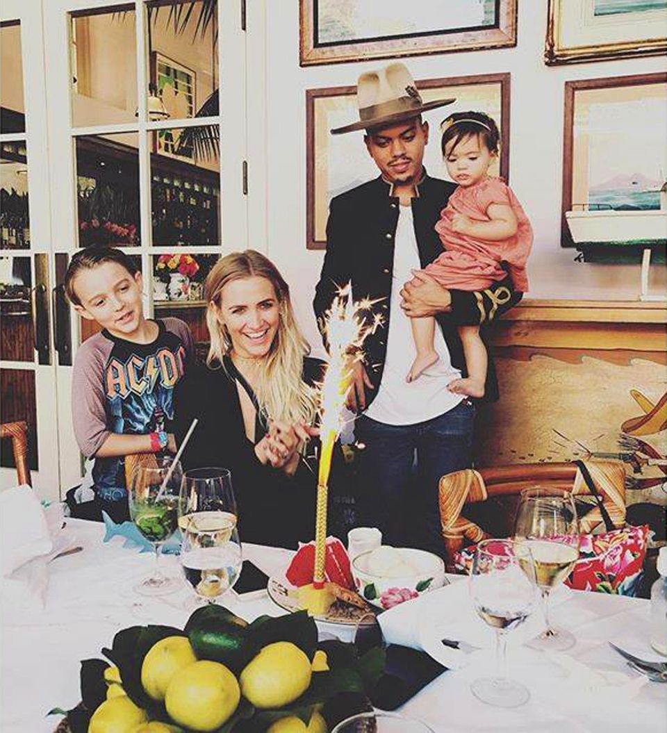 3. Oktober 2016 Ashlee Simpson ist an ihrem 32. Geburtstag von ihren Lieben umgeben. Ihr Ehemann Evan Ross überrascht die Sängerin mit einer süßen Liebeserklärung. "Happy Birthday für die unglaublichste Lady. Ich liebe dich von ganzem Herzen, Baby. Ich bin so ein Glückspilz, dich zu haben. Du bist mein Ein und Alles!!", schreibt er zu dem Bild, das das Paar mit den Kindern Bronx Mowgli, sieben, und der einjährigen Jagger Snow zeigt. 3. Oktober 2016 Ashlee Simpson ist an ihrem 32. Geburtstag von ihren Lieben umgeben. Ihr Ehemann Evan Ross überrascht die Sängerin mit einer süßen Liebeserklärung. "Happy Birthday für die unglaublichste Lady. Ich liebe dich von ganzem Herzen, Baby. Ich bin so ein Glückspilz, dich zu haben. Du bist mein Ein und Alles!!", schreibt er zu dem Bild, das das Paar mit den Kindern Bronx Mowgli, sieben, und der einjährigen Jagger Snow zeigt.