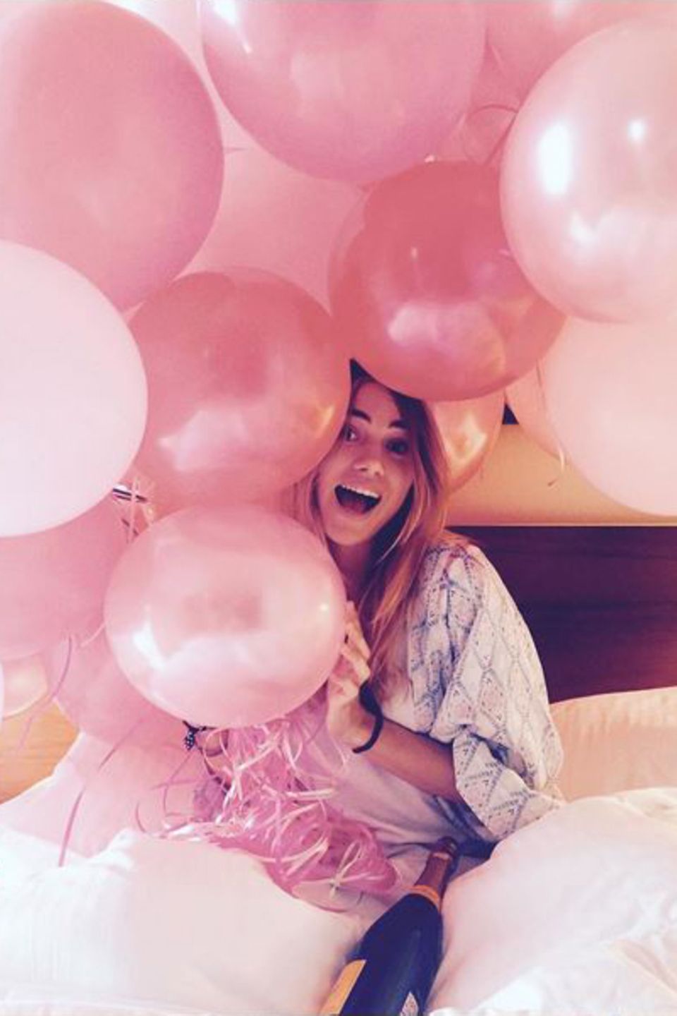 5. Januar 2016 Bei Suki Waterhouse heißt es an ihrem 24. Geburtstag nicht Schokolade sondern "Champagner zum Frühstück". Sie wird in ihrem Hotelbett mit einer Flasche des Edelgetränks und vielen rosa Ballons überrascht. So wird man doch gerne geweckt! 5. Januar 2016 Bei Suki Waterhouse heißt es an ihrem 24. Geburtstag nicht Schokolade sondern "Champagner zum Frühstück". Sie wird in ihrem Hotelbett mit einer Flasche des Edelgetränks und vielen rosa Ballons überrascht. So wird man doch gerne geweckt!