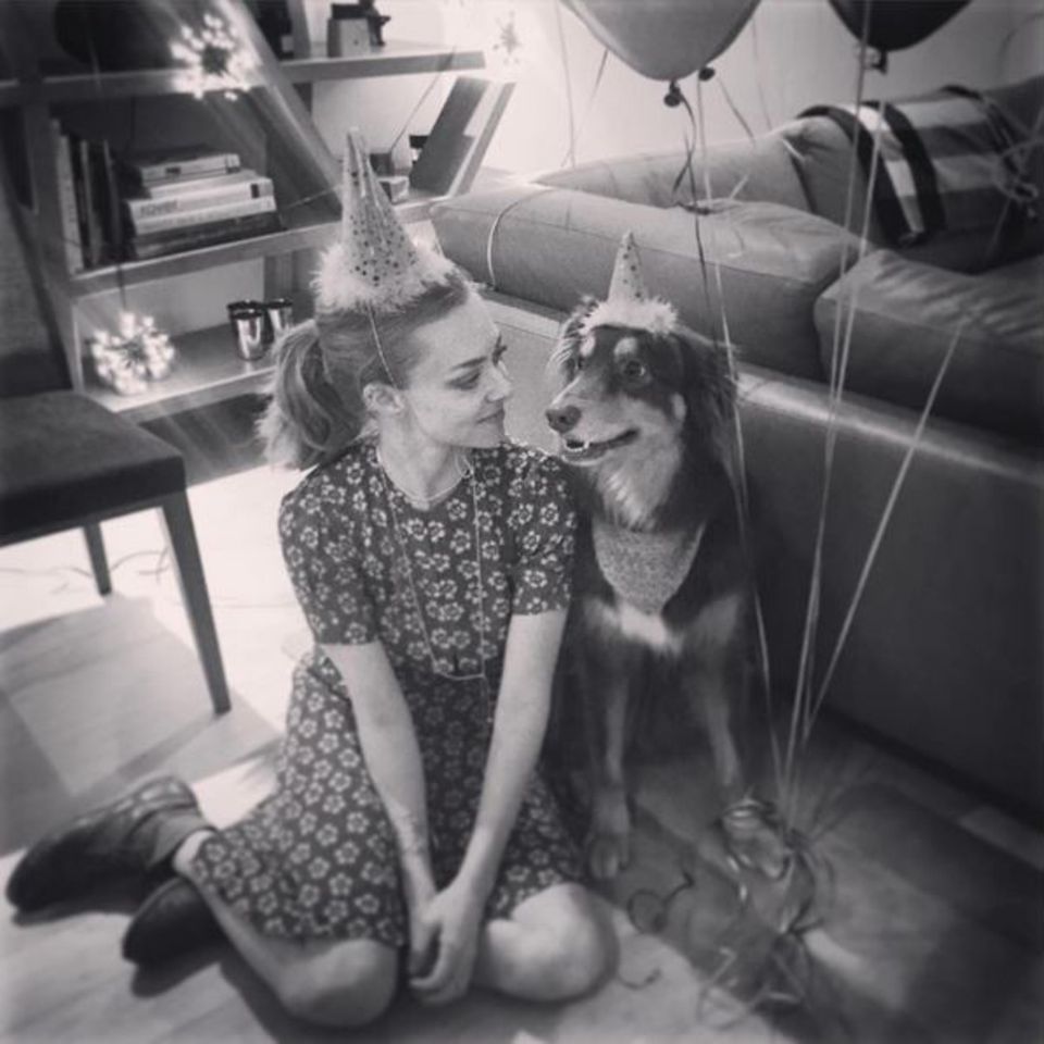 3. Dezember 2015  Mit ihrem Hund Finn teilt Amanda Seyfried jede freie Minute. So natürlich auch an ihrem 30. Geburtstag. Im Partnerlook mit Partyhut machen sie es sich gemütlich, statt wild zu feiern.