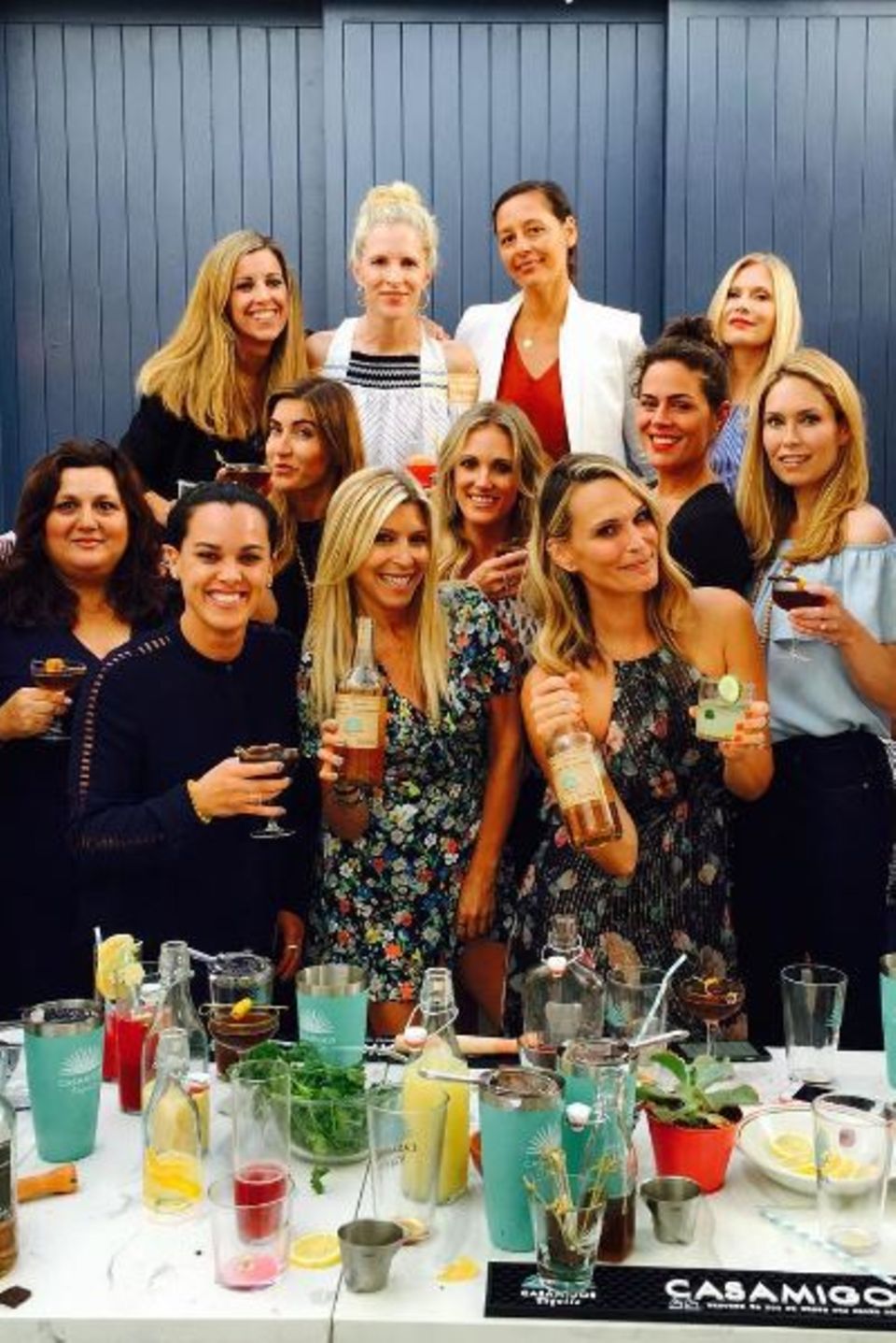 Schauspielerin Molly Sims feiert mit ihren Freundinnen ihren Geburtstag nach und die Mädels machen gemeinsam einen Cocktailkurs, genauer, wie macht man den perfekten Margarita. Klingt nach echtem Spaß!