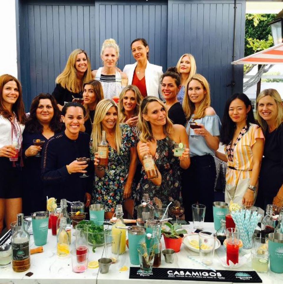 Schauspielerin Molly Sims feiert mit ihren Freundinnen ihren Geburtstag nach und die Mädels machen gemeinsam einen Cocktailkurs, genauer, wie macht man den perfekten Margarita. Klingt nach echtem Spaß! Schauspielerin Molly Sims feiert mit ihren Freundinnen ihren Geburtstag nach und die Mädels machen gemeinsam einen Cocktailkurs, genauer, wie macht man den perfekten Margarita. Klingt nach echtem Spaß!