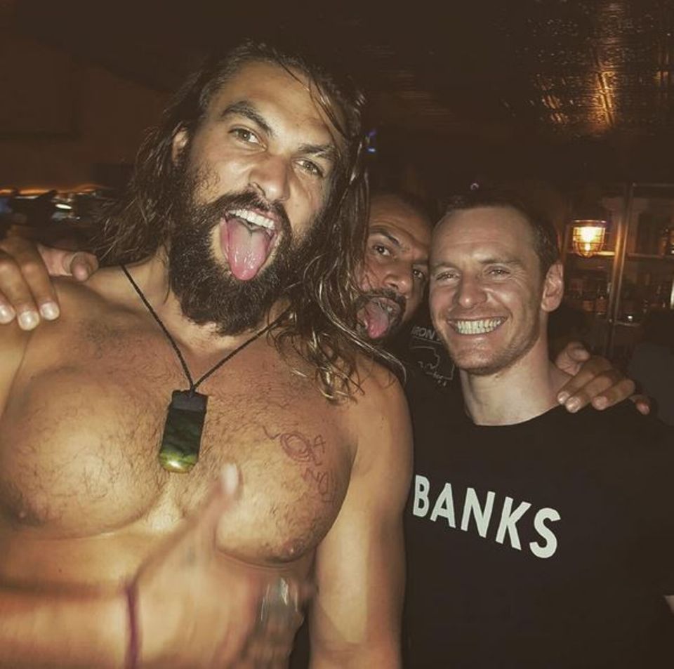 1. August 2016 "Game of Thrones"-Star Jason Momoa feiert seinen 37. Geburtstag in einem Pub. Mit dabei ist auch Kumpel Michael Fassbender. 1. August 2016 "Game of Thrones"-Star Jason Momoa feiert seinen 37. Geburtstag in einem Pub. Mit dabei ist auch Kumpel Michael Fassbender.