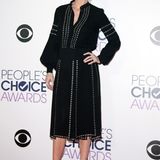 "Grey's Anatomy"-Star Ellen Pompeo wirkt im mittellangen Nieten-Dress etwas langweilig.