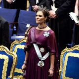 Bevor die Zeremonie beginnt, erklingt die Nationalhymne von Schweden.