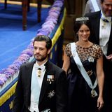 Prinz Carl Philip schaut sehr ernst, seine Frau Sofia, für die es die zweite Teilnahme an der Zeremonie ist, lächelt in die Runde.