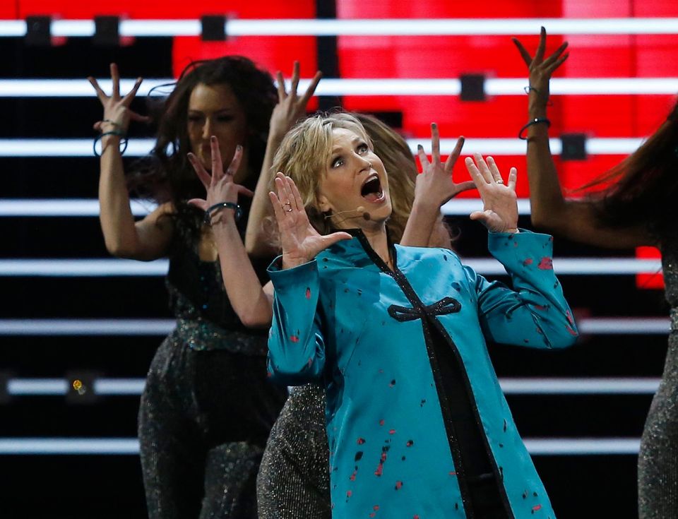 Jane Lynch führt durch den Abend und begeistert mit ihrer Eröffnungsperformance. Jane Lynch führt durch den Abend und begeistert mit ihrer Eröffnungsperformance.