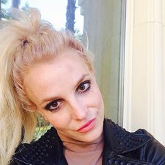 Britney Spears zeigt sich am 1. Januar mit blauem Fleck. "Guten Morgen, 2016! Stört euch nicht an meinem kleinen blauen Fleck an der Stirn ... bin in eine Stange gerannt."
