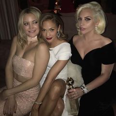 Wow, wow, wow! Dieses Trio begeistert gleich dreifach! Bei so viel Schönheit von Kate Hudson, Jennifer Lopez und Lady Gaga geht schon nahezu der Award unter, den die blonde Sängerin erst kurz zuvor für ihre Rolle in der TV-Miniserie "American Horror Story: Hotel" erhalten hat.