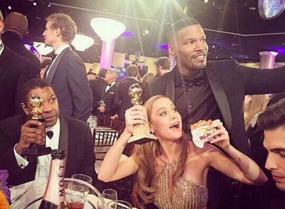 Brie Larsons Freude über ihren "Golden Globe" als beste Schauspielerin in einem Drama ist zwar groß, noch glücklicher macht sie jedoch ihr frischer Burger von In-N-Out. Zur Feier des Tages hat Katy Perry eine Sammelbestellung bei der Fast-Food-Kette aufgegeben und damit den gesamten Tisch samt Jamie Foxx überrascht.
