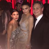 Unter das Partyvolk haben sich auch Kourtney Kardashian und ihre "kleine" Schwester Kylie Jenner gemischt.