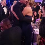 Seit "Titanic" verbindet Leonardo DiCaprio und Kate Winslet eine enge Freundschaft. Da heißt es nicht einfach "Hände schütteln, smalltalken und Tschüss". Sie lassen sich von dem Getummel nicht stören und umarmen sich herzlich.