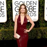 Nicht nur Olivia Wildes weinrotes Pailletten-Kleid von Michael Kors ist eine Traum, das gesamte Styling von Olivia Wilde ist perfekt abgestimmt.