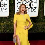 Wie die Sonne leuchtet Jennifer Lopez im gelben Haute-Couture-Kleid von Giambattista Valli.