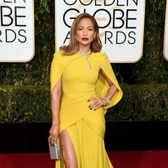 Wie die Sonne leuchtet Jennifer Lopez im gelben Haute-Couture-Kleid von Giambattista Valli.
