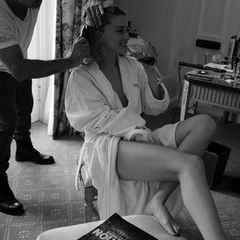 Schauspielerin Amber Heard sieht gar nicht ein, sich vor den Golden Globes zu stressen. Stattdessen lässt sie sich vom Hairstylisten verwöhnen und genießt ein Glas Rotwein.