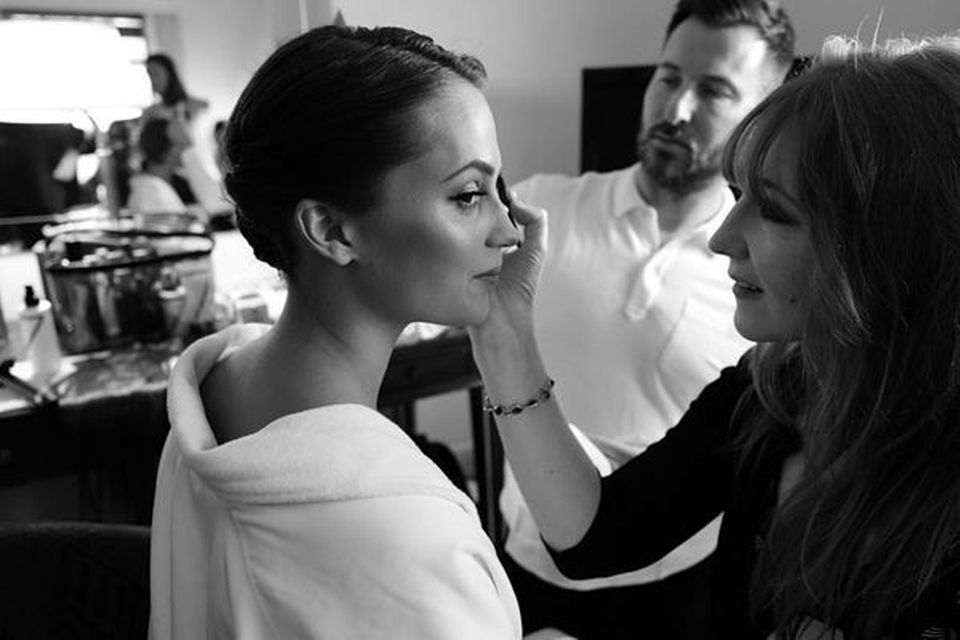 Beauty-Königin Charlotte Tilbury legt letzte Hand an das glamouröse Make-up von Schauspielerin Alicia Vikander. Beauty-Königin Charlotte Tilbury legt letzte Hand an das glamouröse Make-up von Schauspielerin Alicia Vikander.