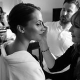 Beauty-Königin Charlotte Tilbury legt letzte Hand an das glamouröse Make-up von Schauspielerin Alicia Vikander.